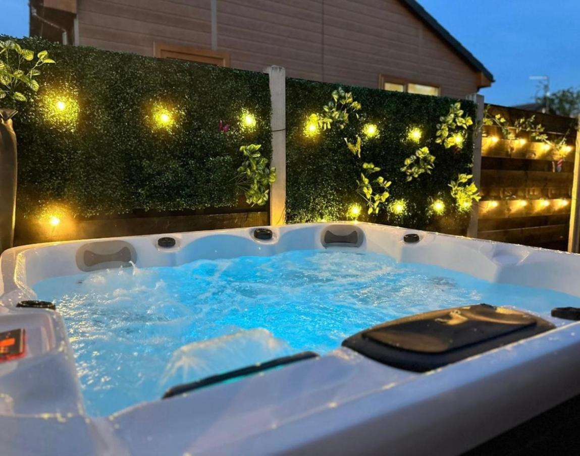Cherry Cabin With Hot Tub York Luaran gambar